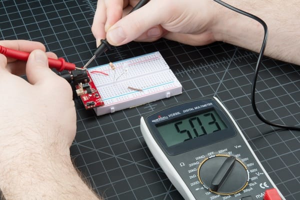Misura della tensione di alimentazione su una breadboard con multimetro