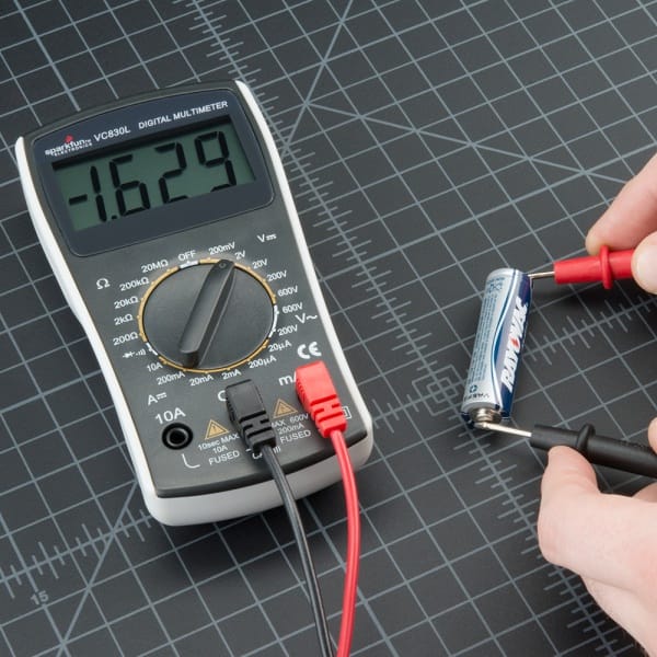 Misura della tensione con le sonde del multimetro in parallelo