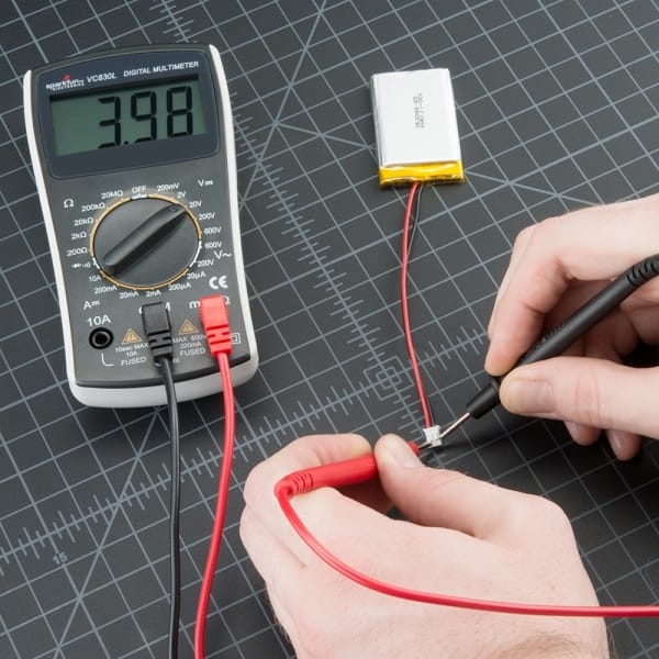 Misura della tensione di una batteria con multimetro digitale