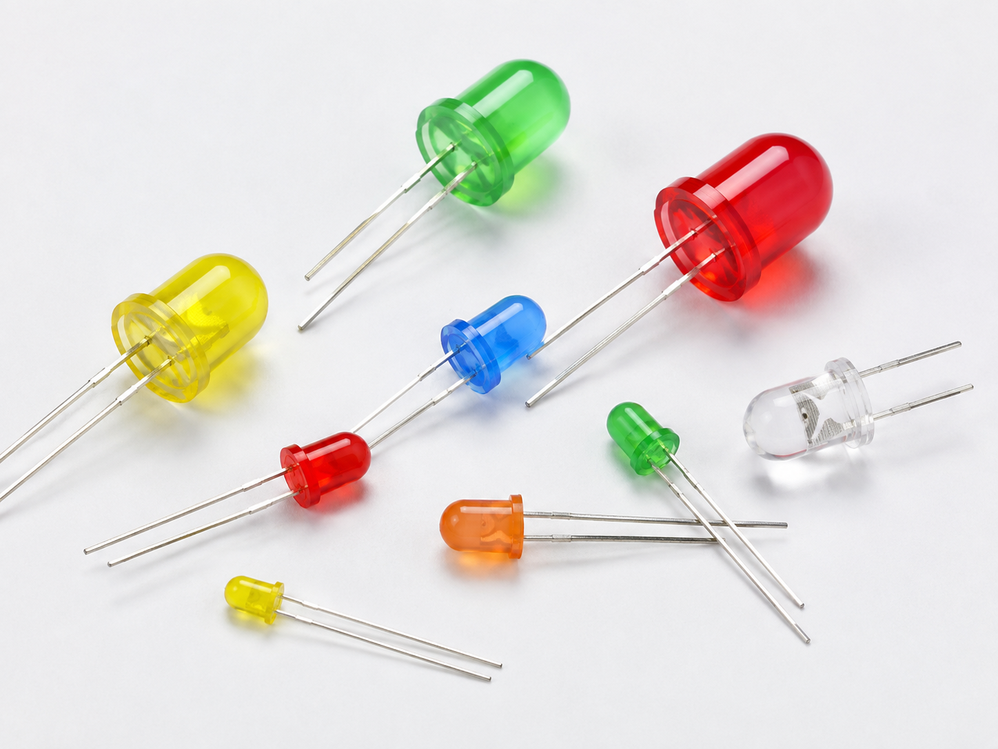LED elettronici di diversi colori e dimensioni con terminali a foro passante