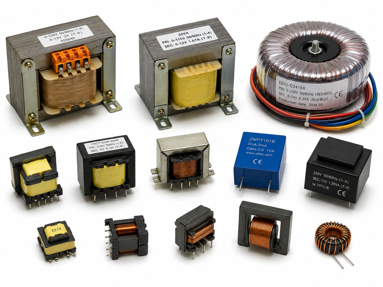 Diversi tipi di trasformatori elettrici, inclusi EI, toroidali, PCB e ferrite