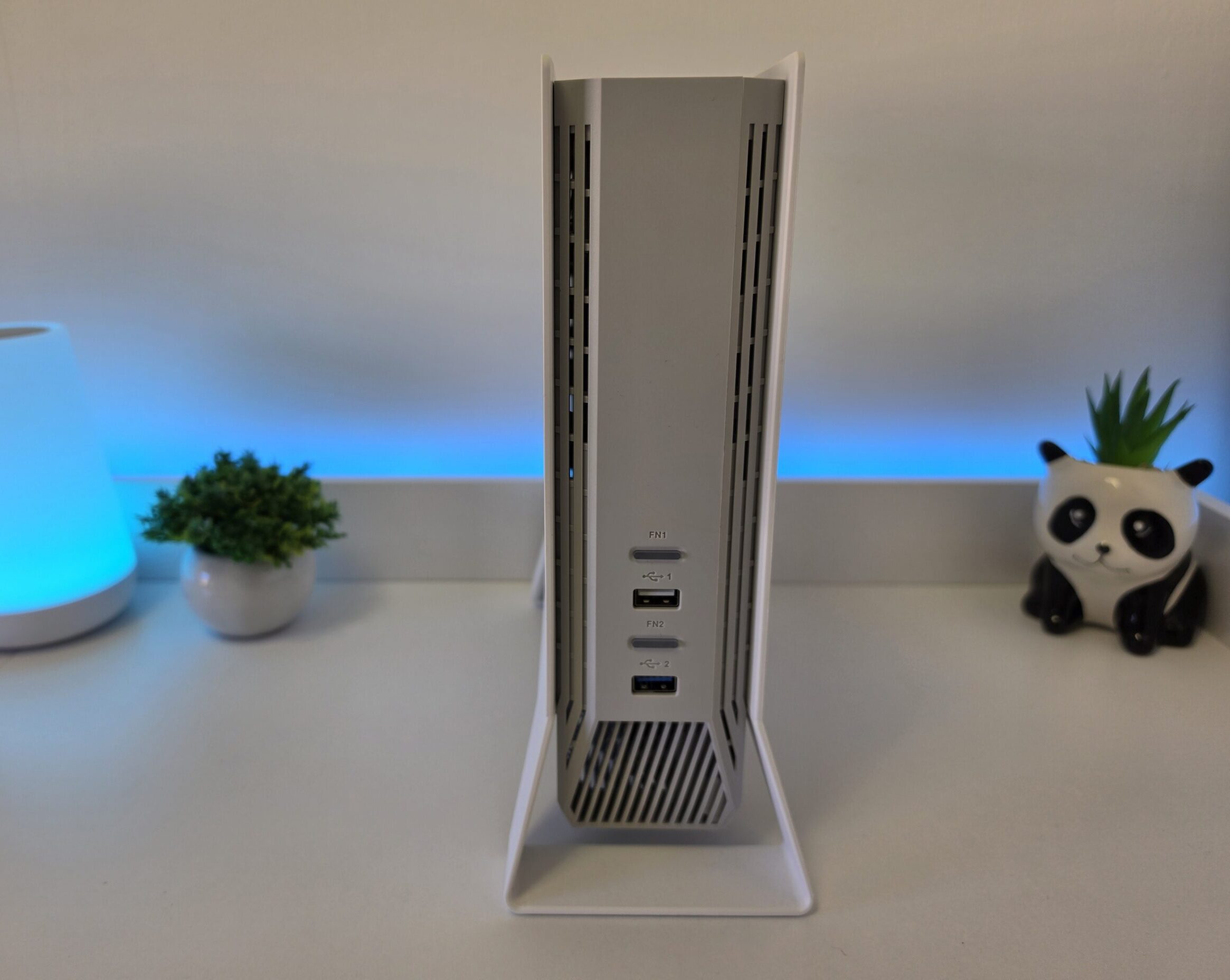 Keenetic Titan SE dettaglio frontale e porte USB