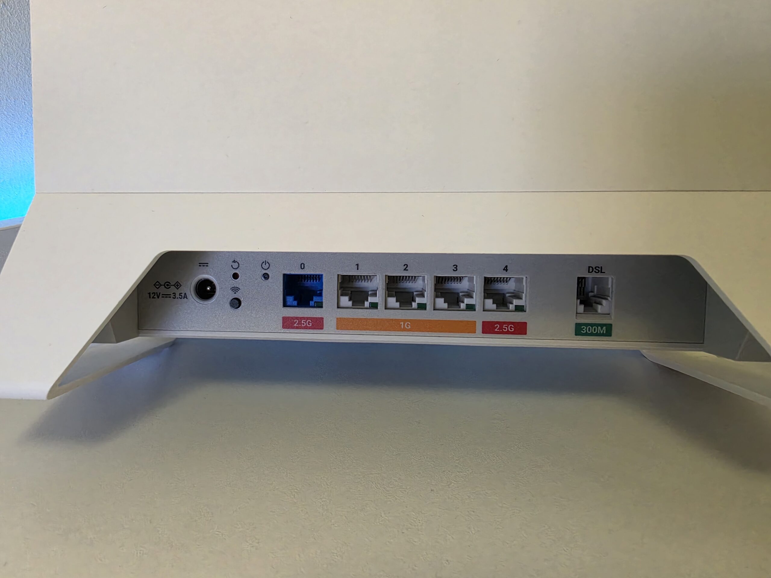 Porte posteriori del Keenetic Titan SE con Ethernet 2.5G Gigabit e DSL