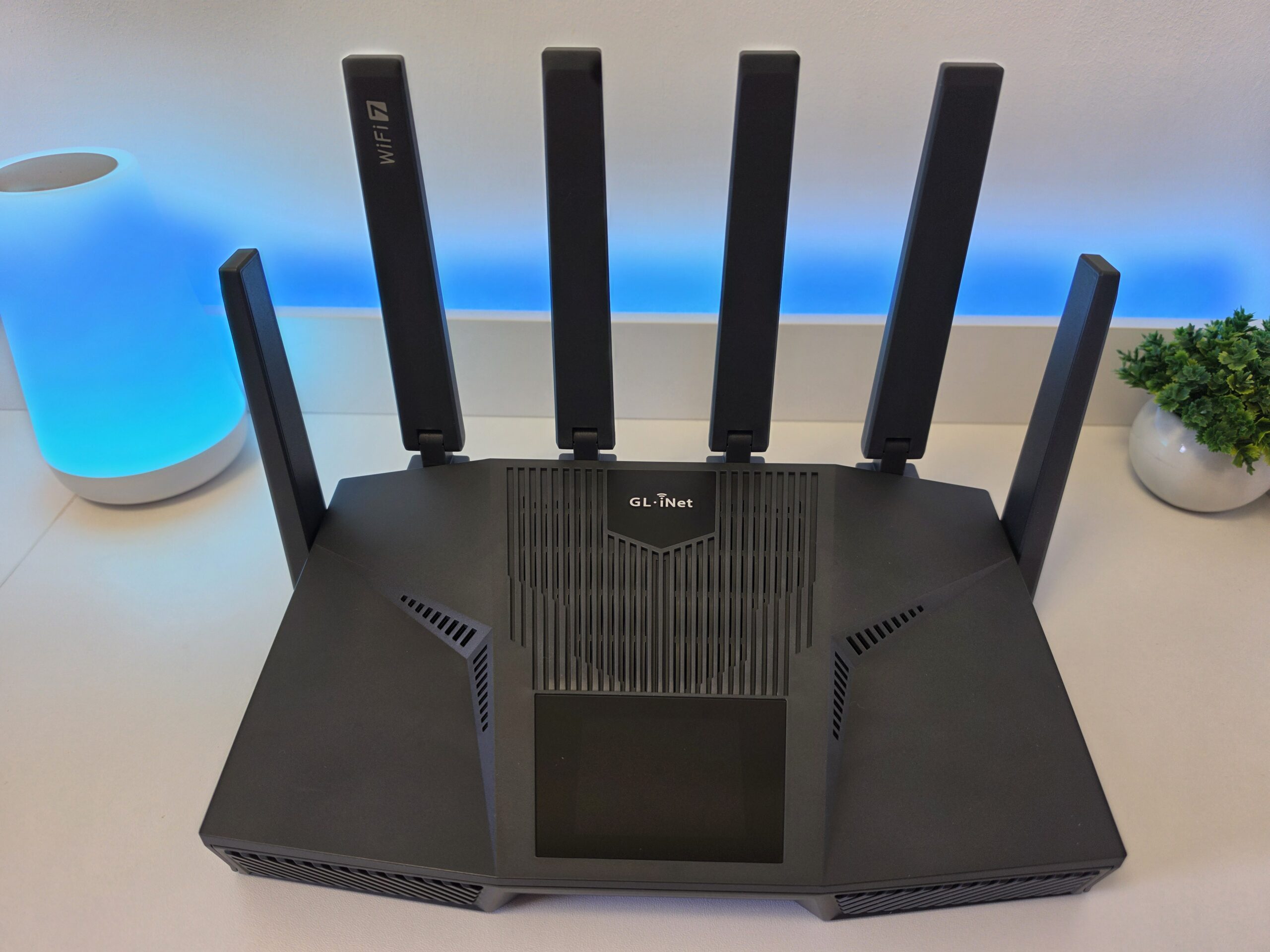 GL.iNet Flint 4 router Wi-Fi 7 con sei antenne e touchscreen
